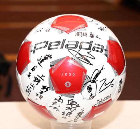 　釜本邦茂さんの柩に入るサッカーボール。