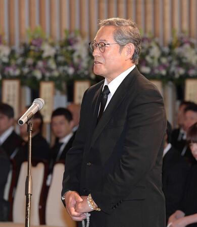 　釜本邦茂さんの葬儀告別式で弔辞を述べる松平健