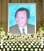 　しめやかに営まれた釜本邦茂氏の通夜