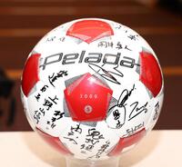 　釜本邦茂さんの柩に入るサッカーボール。