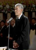 　釜本邦茂さんの葬儀告別式で弔辞を述べる横山謙三氏