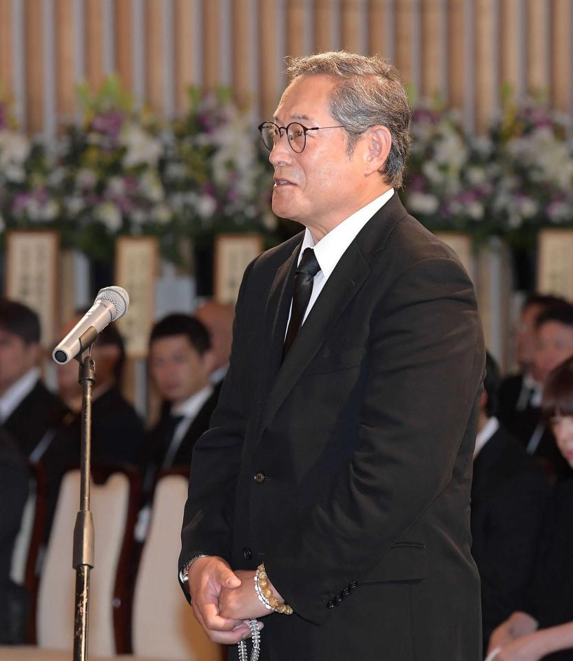 　釜本邦茂さんの葬儀告別式で弔辞を述べる松平健
