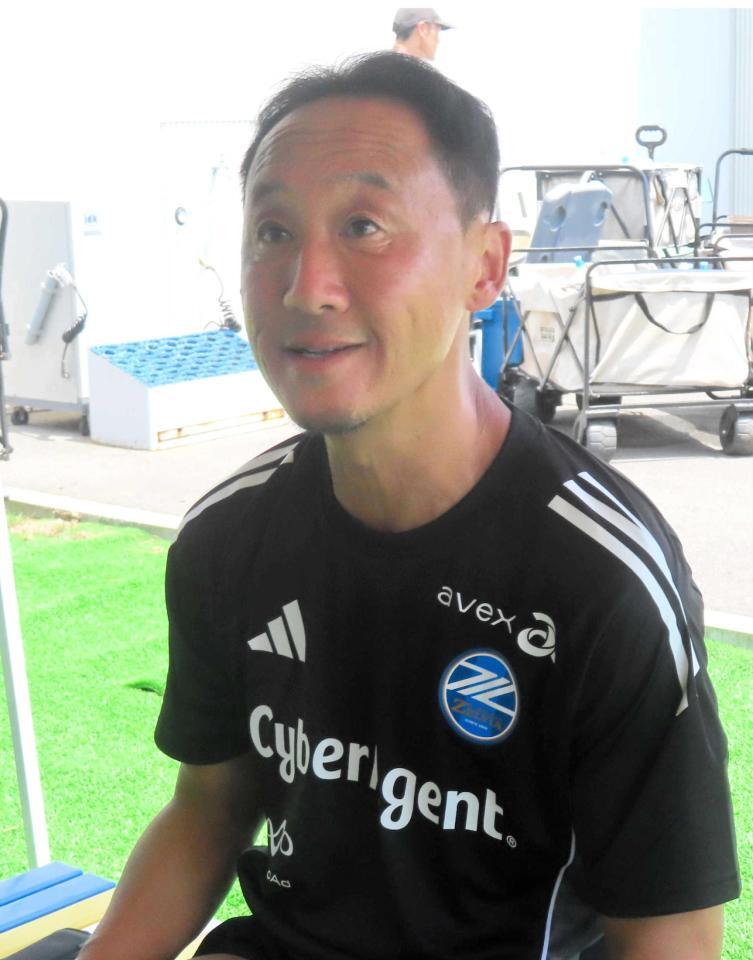 　非公開練習後に取材に応じる町田の黒田監督