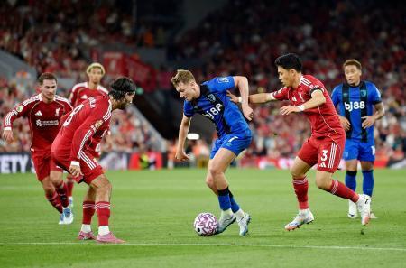 　ボーンマス戦でプレーするリバプールの遠藤（右から２人目）＝１５日、リバプール（ロイター＝共同）