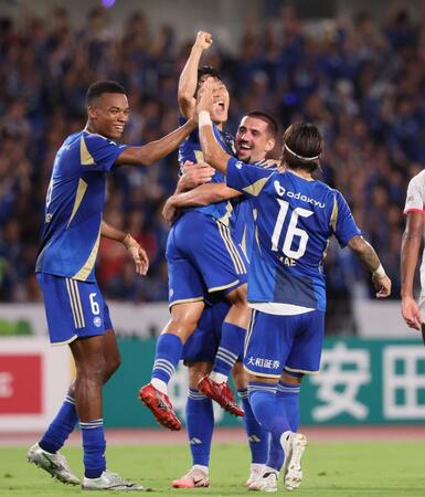 　前半、得点を決め喜ぶナ・サンホ（中央）ら町田イレブン（撮影・石井剣太郎）
