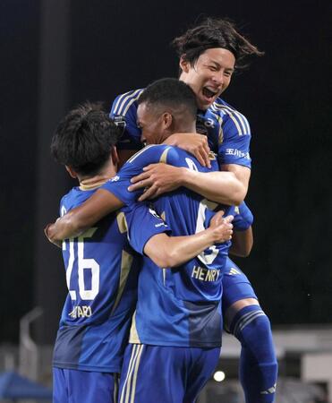 　前半、ゴールを決め喜ぶ町田イレブン。その後ＶＡＲオンリーレビューの結果、主審は判定を変更（撮影・石井剣太郎）