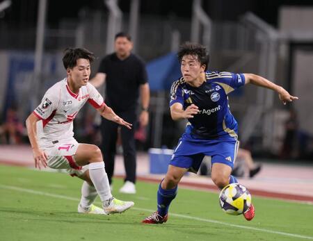 　前半、攻める町田・相馬勇紀（右）＝撮影・石井剣太郎