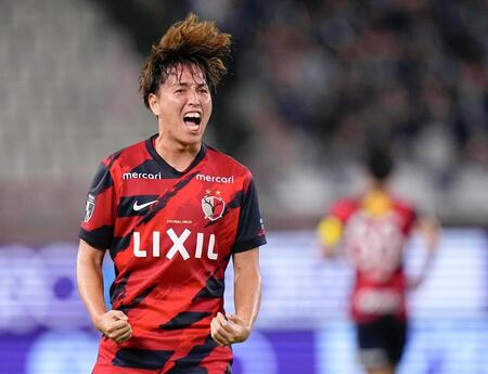 　後半、同点ゴールを決め、喜ぶ鹿島・船橋