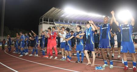 　ファンにあいさつする町田イレブン（撮影・石井剣太郎）