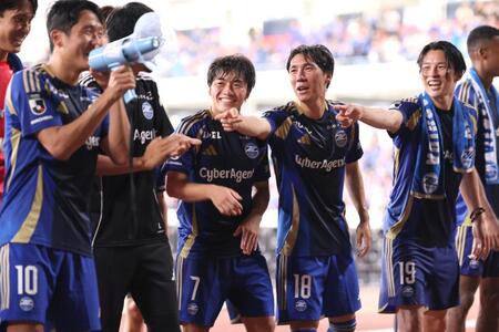 　試合に勝利しファンに笑顔であいさつする相馬勇紀（７）ら町田イレブン（撮影・石井剣太郎）