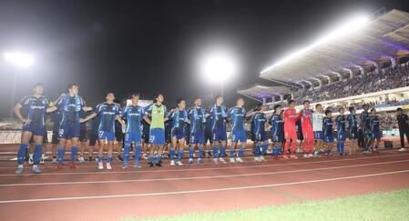 　ファンにあいさつする町田イレブン（撮影・石井剣太郎）