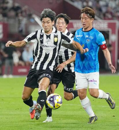 　後半、競り合う神戸・大迫（左）と横浜ＦＣ・岩武