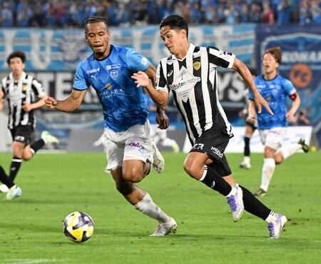 　後半、ドリブルで突進する武藤