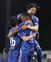 　前半、ゴールを決め喜ぶ町田イレブン。その後ＶＡＲオンリーレビューの結果、主審は判定を変更（撮影・石井剣太郎）