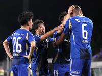 　前半、ゴールを決めた町田・望月ヘンリー海輝（６）のもとに駆け寄る相馬勇紀（左から２人目）」。その後、ＶＡＲオンリーレビューの結果、主審は判定を変更（撮影・石井剣太郎）