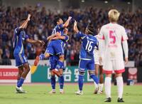 　前半、得点を決め喜ぶナ・サンホ（左から２人目）ら町田イレブン（撮影・石井剣太郎）