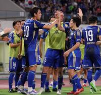 　後半、ゴールを決めた町田のオ・セフン（９０）とタッチをかわす相馬勇紀（撮影・石井剣太郎）