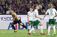 　後半、先制ゴールを決め、駆け出す京都・ラファエルエリアス（左端）