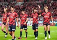 　福岡と引き分け、サポーターの声援に応える鹿島・船橋（右から２人目）