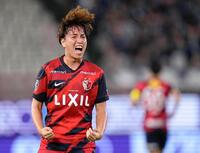 　後半、同点ゴールを決め、喜ぶ鹿島・船橋