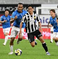 　後半、ドリブルで突進する武藤