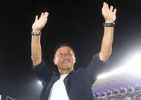 　ファンに手をふる町田・黒田剛監督（撮影・石井剣太郎）