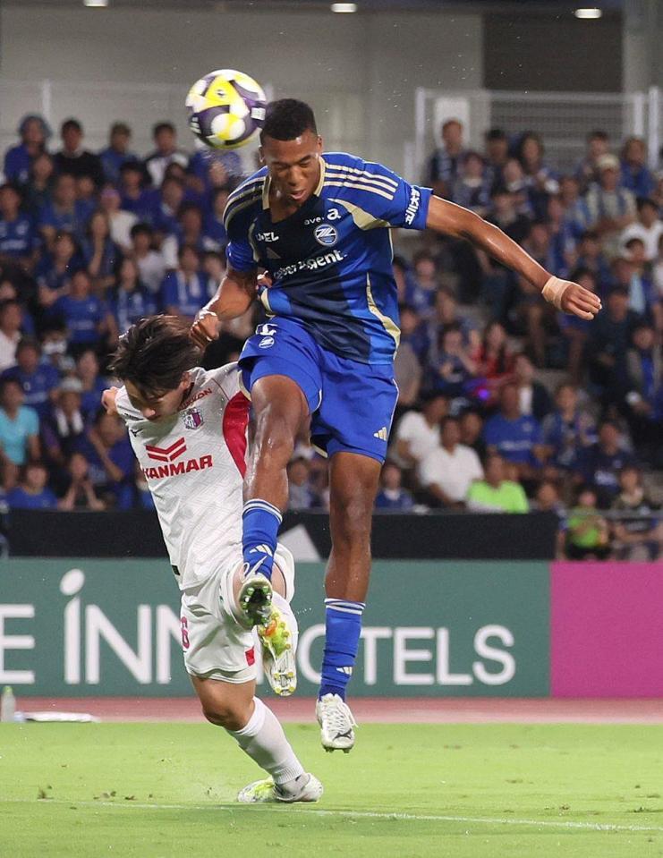 　前半、ゴールを決める町田・望月ヘンリー海輝。ＶＡＲオンリーレビューの結果、主審は判定を変更（撮影・石井剣太郎）