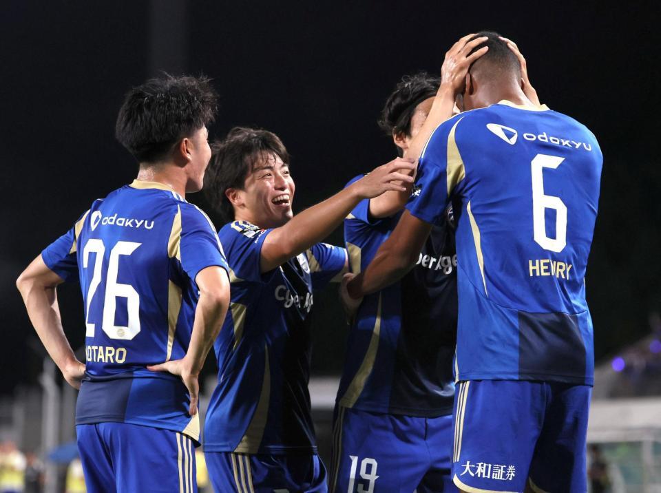 　前半、ゴールを決めた町田・望月ヘンリー海輝（６）のもとに駆け寄る相馬勇紀（左から２人目）」。その後、ＶＡＲオンリーレビューの結果、主審は判定を変更（撮影・石井剣太郎）