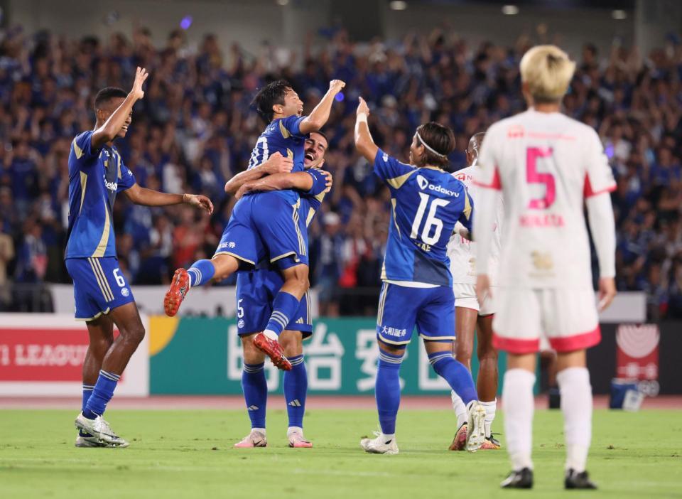 　前半、得点を決め喜ぶナ・サンホ（左から２人目）ら町田イレブン（撮影・石井剣太郎）