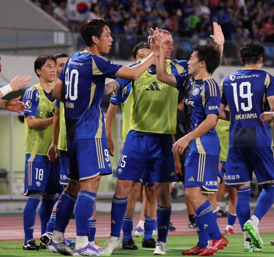 　後半、ゴールを決めた町田のオ・セフン（９０）とタッチをかわす相馬勇紀（撮影・石井剣太郎）