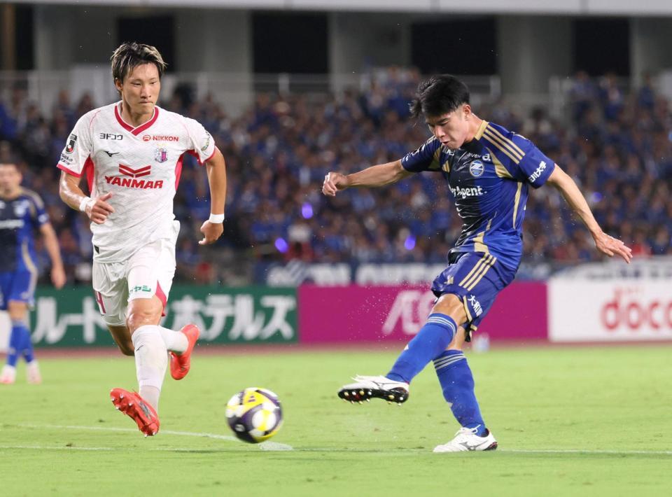 　前半、ゴールを決める町田・林幸多郎（右）＝撮影・石井剣太郎