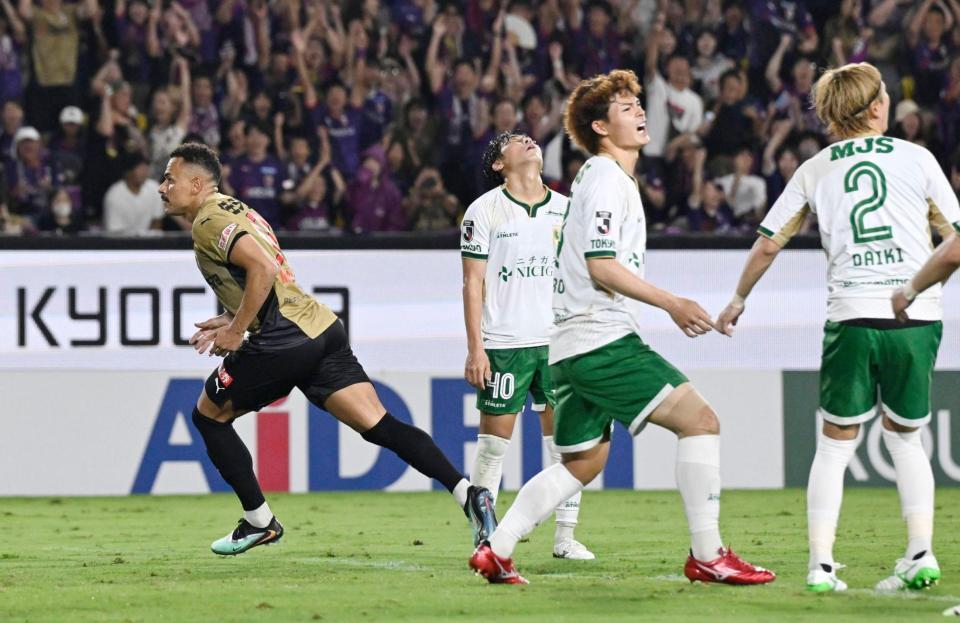 　後半、先制ゴールを決め、駆け出す京都・ラファエルエリアス（左端）