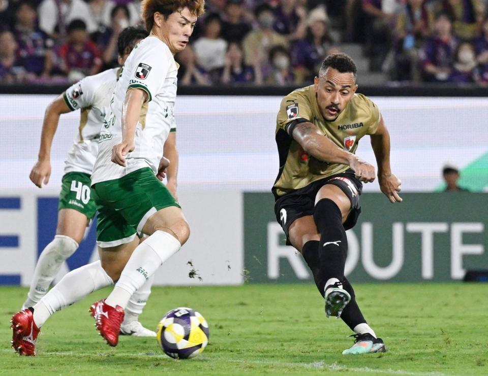 　後半、先制ゴールを決める京都・ラファエルエリアス（右）