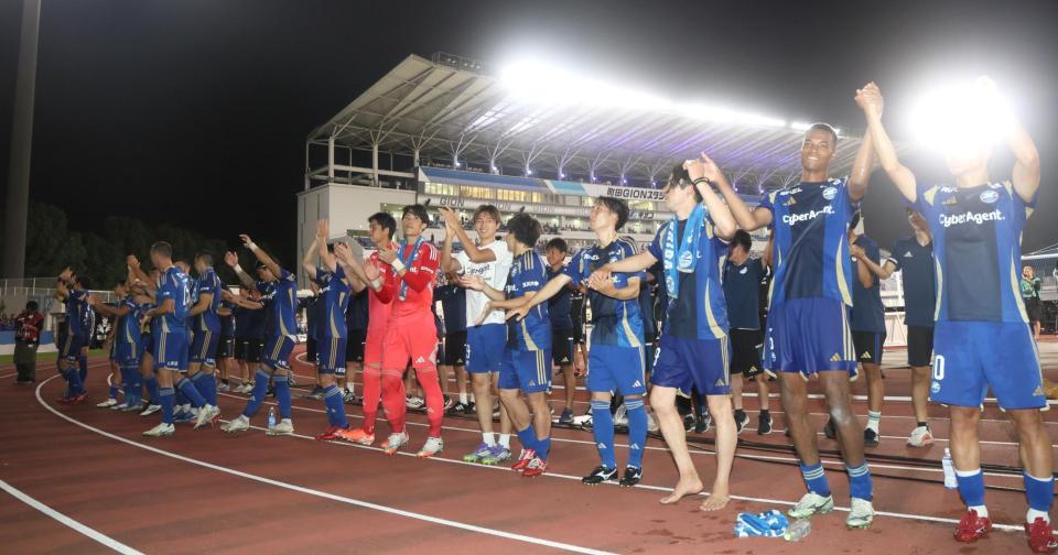 　ファンにあいさつする町田イレブン（撮影・石井剣太郎）