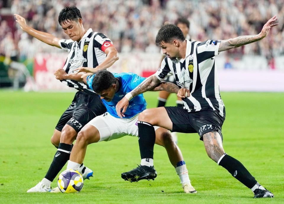 　前半、横浜ＦＣ・ジョアンパウロ（中央）を阻む神戸・山川（左）とトゥーレル