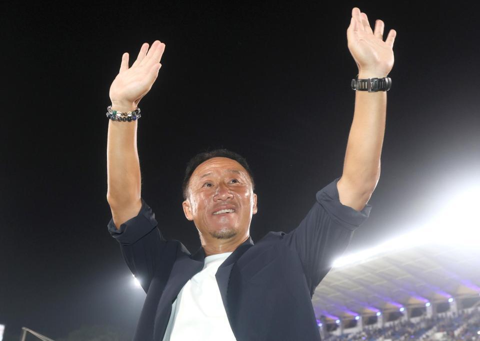 　ファンに手をふる町田・黒田剛監督（撮影・石井剣太郎）