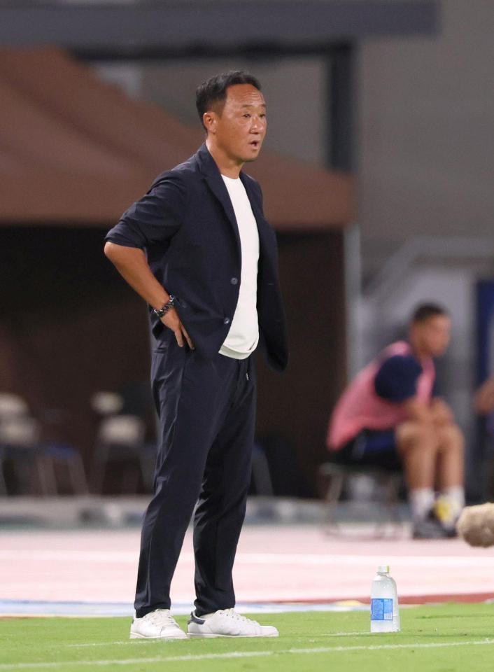 　後半、戦況を見守る町田・黒田剛監督（撮影・石井剣太郎）