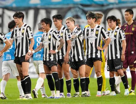 　横浜ＦＣに敗れ、肩を落とす武藤（中央）ら神戸イレブン