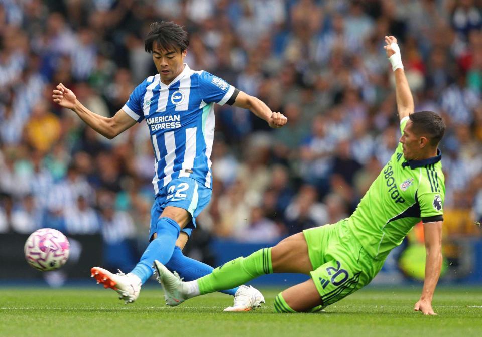 　前半、競り合うブライトンの三笘（左）＝共同