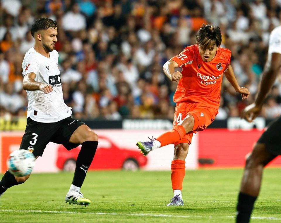 　後半、同点ゴールを決めるレアル・ソシエダードの久保（右）＝１６日