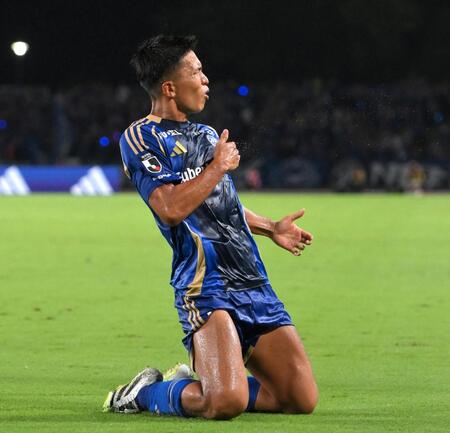 　後半、ダメ押しとなる３点目を決め、喜ぶ町田・西村拓真（撮影・伊藤笙子）