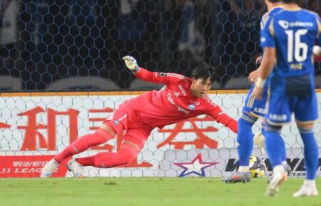 　後半、好セーブを見せる町田・谷晃生（撮影・伊藤笙子）