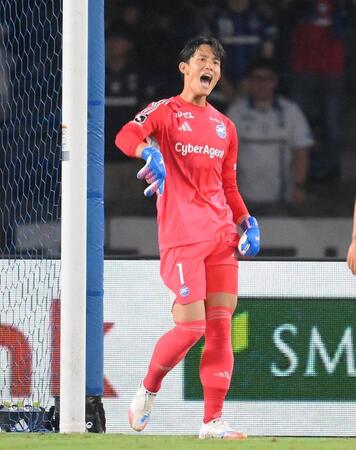 　前半、ピンチを防ぎ声を上げる町田・谷晃生（撮影・伊藤笙子）