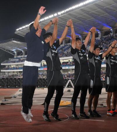 　リーグ８連勝を決め、跳び上がって喜ぶ町田・黒田監督（左）＝撮影・伊藤笙子