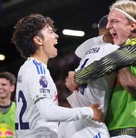 　リーズ・田中（左）は味方のゴールを喜ぶ（ロイター＝共同）
