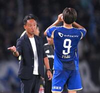 　前半、給水中の藤尾翔太（右）に指示を出す町田・黒田剛監督（撮影・伊藤笙子）