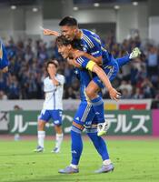 　前半、先制ゴールを決め、西村拓真（右）に抱きつかれる町田・昌子源（撮影・伊藤笙子）