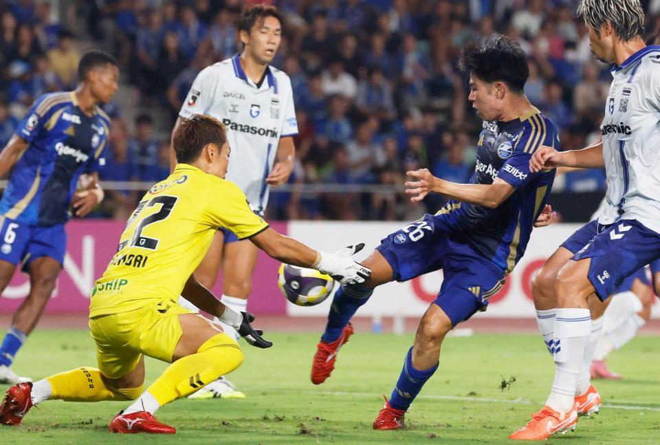 　後半、チーム２点目のゴールを決める町田・林（中央）。Ｇ大阪・ＧＫ一森
