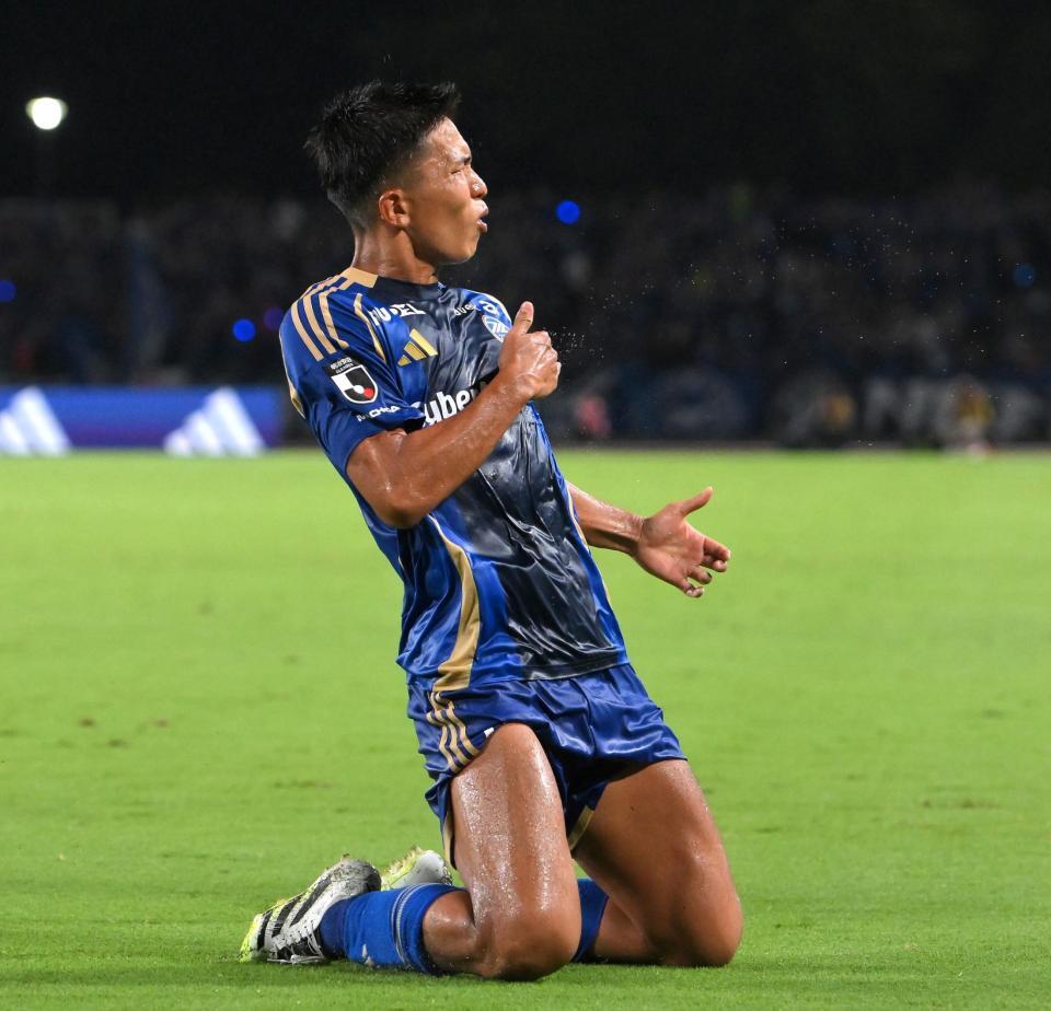 　後半、ダメ押しとなる３点目を決め、喜ぶ町田・西村拓真（撮影・伊藤笙子）