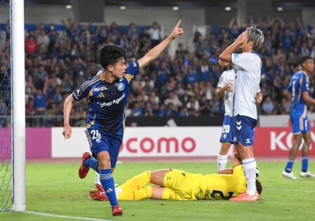 　後半、勝ち越しゴールを決めた町田・林（左）